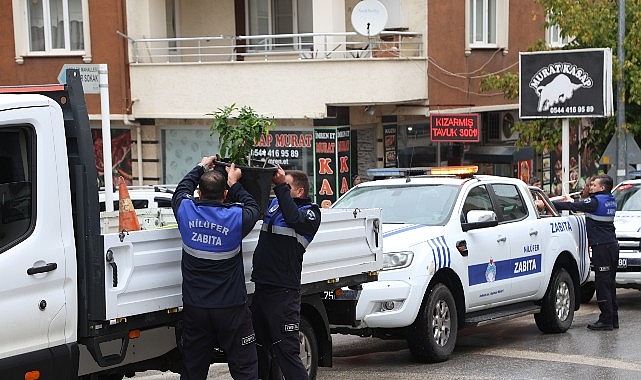 Nilüfer'de kaldırım ve yolları işgal eden tabelalar toplandı