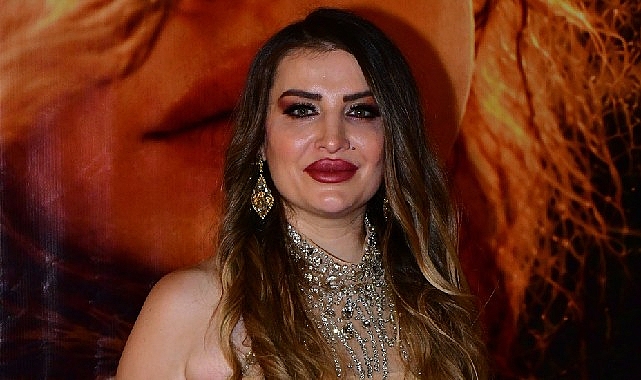 Nükhet Duru'dan Modacısı Zeynep Bozkaya'ya Kulisinde Övgü Yağmuru: "Kaya Gibi Modacım Beni de Taş Gibi Yaptı!" Nükhet Duru'dan Modacısı Zeynep Bozkaya'ya Kulisinde Övgü Yağmuru: "Kaya Gibi Modacım Beni de Taş Gibi Yaptı!"