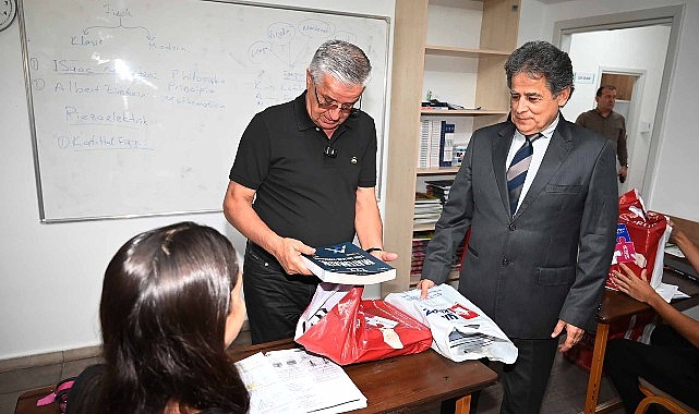 Öğrencilere ücretsiz kitapları dağıtıldı Öğrencilere ücretsiz kitapları dağıtıldı