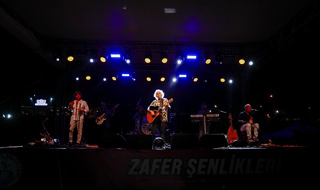 Ören'de Yeni Türkü ile Nostalji Rüzgârları Esti Ören'de Yeni Türkü ile Nostalji Rüzgârları Esti