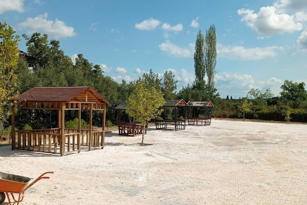 Orhangazi'de Karsak Mesire Alanı'na 1.800 metrekarelik parke düzenlemesi Orhangazi'de Karsak Mesire Alanı'na 1.800 metrekarelik parke düzenlemesi