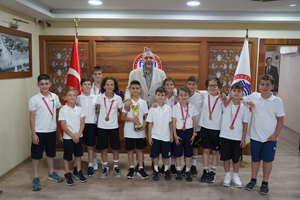 Orhangazi’de şampiyon genç sporcular ağırlandı Orhangazi’de şampiyon genç sporcular ağırlandı