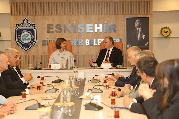 OSBÜK heyetinden Başkan Ünlüce’ye ziyaret OSBÜK heyetinden Başkan Ünlüce’ye ziyaret