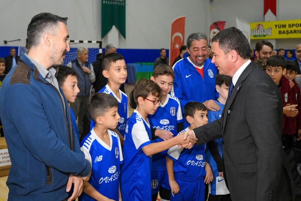 Osmangazi Belediyesi, 69 amatör futbol kulübüne malzeme desteği sağladı Osmangazi Belediyesi, 69 amatör futbol kulübüne malzeme desteği sağladı