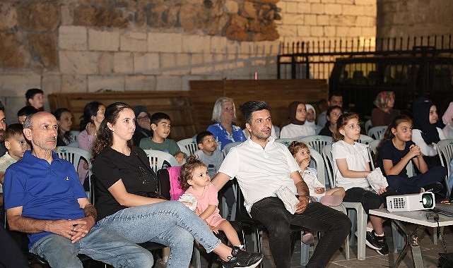 Osmangazi'de Sinema Keyfi Tarihi Surların Gölgesinde Yaşandı Osmangazi'de Sinema Keyfi Tarihi Surların Gölgesinde Yaşandı