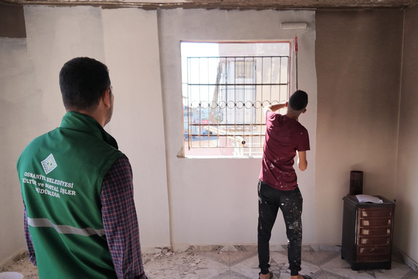 Osmaniye Belediyesinden yangından hasar gören evlere tadilat desteği
