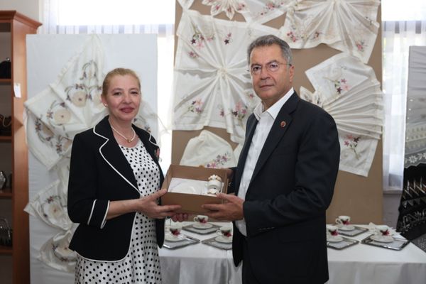 OSMEK kursiyerlerinin el emeği yıl sonu sergisinde beğeniye sunuldu OSMEK kursiyerlerinin el emeği yıl sonu sergisinde beğeniye sunuldu