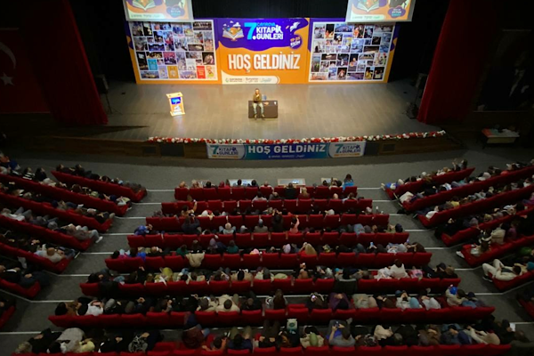Oytun Erbaş, Çayırova 7. Kitap Günleri'nde okurlarıyla buluştu Oytun Erbaş, Çayırova 7. Kitap Günleri'nde okurlarıyla buluştu