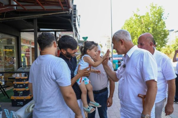 Özçelik, Mahmutlar’da esnaf ve vatandaşlarla buluştu Özçelik, Mahmutlar’da esnaf ve vatandaşlarla buluştu