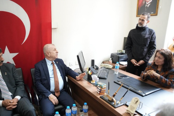 Özdağ, Şehit Aileleri ve Malul Gaziler Yardımlaşma Derneği’ni ziyaret etti Özdağ, Şehit Aileleri ve Malul Gaziler Yardımlaşma Derneği’ni ziyaret etti