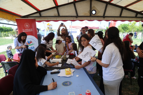 Özel gereksinimli çocuklar Van'daki "Gençlik ve Spor Festivali"nde eğlendi Özel gereksinimli çocuklar Van'daki "Gençlik ve Spor Festivali"nde eğlendi