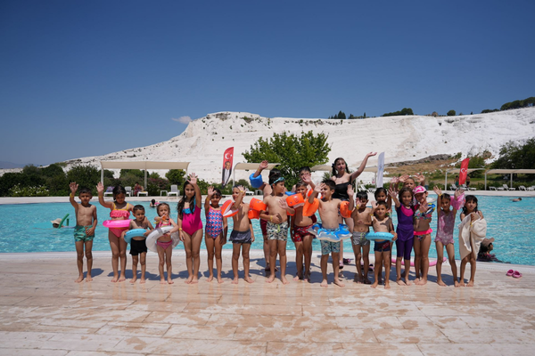 Pamukkale’de “Annemle Yüzmenin Tam Zamanı” Projesi sürüyor Pamukkale’de “Annemle Yüzmenin Tam Zamanı” Projesi sürüyor