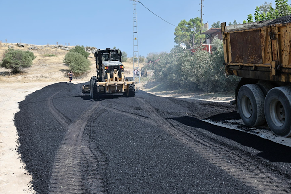 Pamukkale’de tarım yollarında asfaltlama çalışmaları sürüyor Pamukkale’de tarım yollarında asfaltlama çalışmaları sürüyor