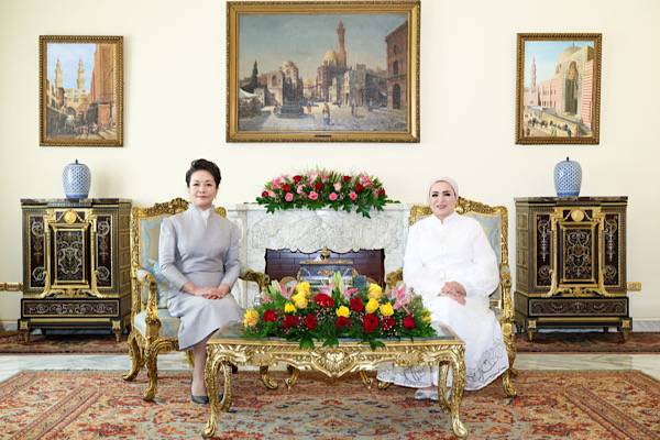 Peng Liyuan Mısır Cumhurbaşkanı’nın eşi Entissar Amer ile çay sohbetinde buluştu Peng Liyuan Mısır Cumhurbaşkanı’nın eşi Entissar Amer ile çay sohbetinde buluştu