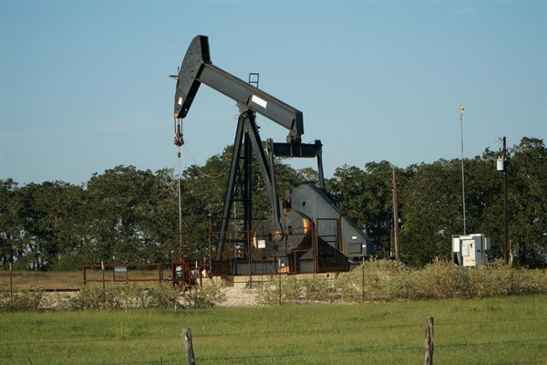 Petrol fiyatları yükseldi, doğal gaz geriledi Petrol fiyatları yükseldi, doğal gaz geriledi