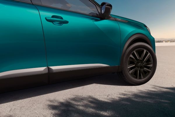 PEUGEOT 2008 yeni İyonya Mavi gövde rengi ile karakterini güçlendiriyor PEUGEOT 2008 yeni İyonya Mavi gövde rengi ile karakterini güçlendiriyor