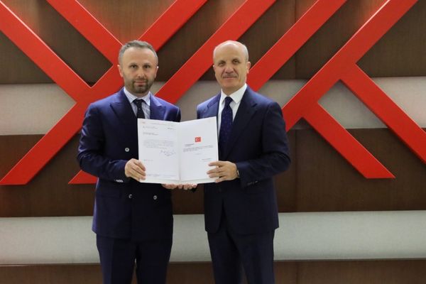 Prof. Dr. Yılmaz mazbatasını teslim aldı Prof. Dr. Yılmaz mazbatasını teslim aldı