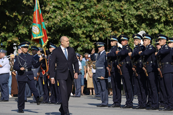 Radev: Hava Kuvvetleri personeli yeni teknolojilere uyum sağlamalı Radev: Hava Kuvvetleri personeli yeni teknolojilere uyum sağlamalı