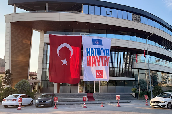 Saadet Partisi’nden NATO Zirvesi öncesi “NATO’ya hayır” pankartı Saadet Partisi’nden NATO Zirvesi öncesi “NATO’ya hayır” pankartı