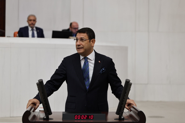 Şahin: Faiz ödemeleri bütçeyi 1,3 trilyon lira açığa sürüklüyor Şahin: Faiz ödemeleri bütçeyi 1,3 trilyon lira açığa sürüklüyor