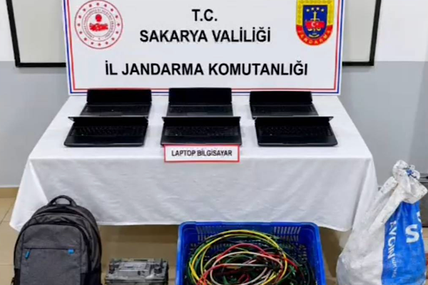 Sakarya’da iş yerlerinden hırsızlık yapan 2 şüpheli tutuklandı Sakarya’da iş yerlerinden hırsızlık yapan 2 şüpheli tutuklandı