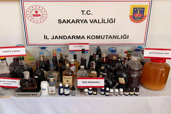 Sakarya’da sahte alkol operasyonunda 5 şüpheli yakalandı Sakarya’da sahte alkol operasyonunda 5 şüpheli yakalandı