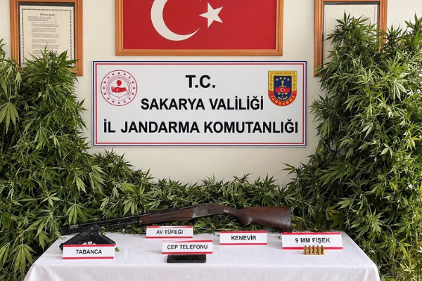 Sakarya’da uyuşturucu operasyonunda 3 şüpheli tutuklandı Sakarya’da uyuşturucu operasyonunda 3 şüpheli tutuklandı