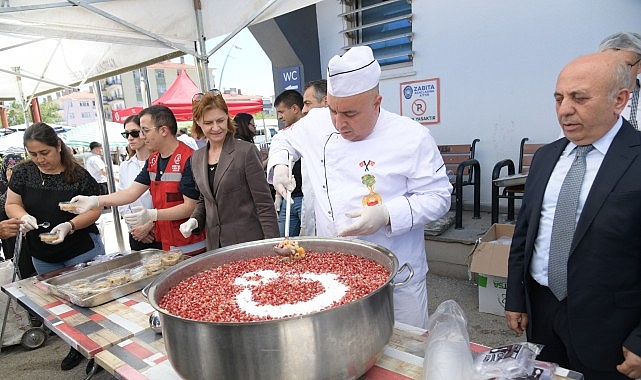 Salı Pazarında Aşure İkramı Salı Pazarında Aşure İkramı