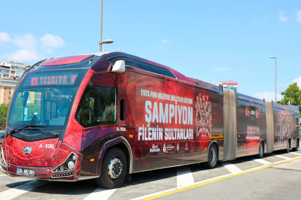 Şampiyonlar İstanbul sokaklarında: Filenin Sultanları için özel İETT araçları sefere çıktı Şampiyonlar İstanbul sokaklarında: Filenin Sultanları için özel İETT araçları sefere çıktı