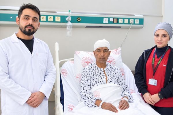 Şanlıurfa’da 10 santimetrelik beyin kitlesi yapay zarla yapılan ameliyatla çıkarıldı Şanlıurfa’da 10 santimetrelik beyin kitlesi yapay zarla yapılan ameliyatla çıkarıldı