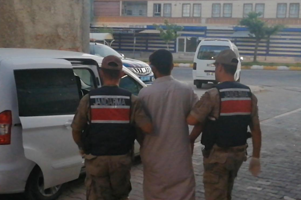 Şanlıurfa’da 5 yıl 9 ay 15 gün hapis cezası bulunan hükümlü yakalandı Şanlıurfa’da 5 yıl 9 ay 15 gün hapis cezası bulunan hükümlü yakalandı