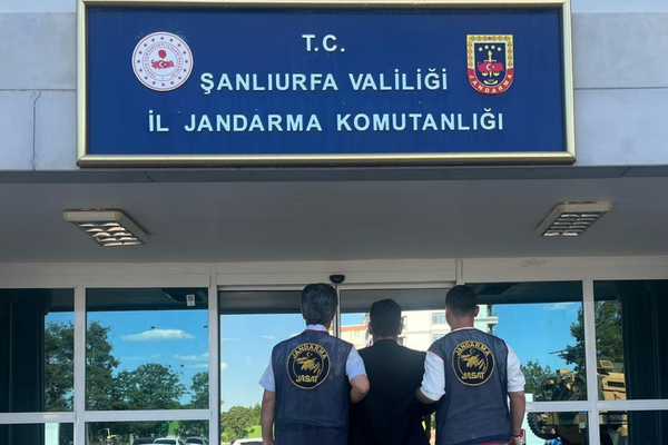 Şanlıurfa’da 5 yıl 9 ay kesinleşmiş hapis cezası bulunan şahıs yakalandı Şanlıurfa’da 5 yıl 9 ay kesinleşmiş hapis cezası bulunan şahıs yakalandı