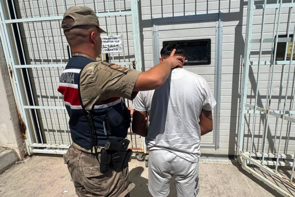 Şanlıurfa'da 5 yıl hapis cezası bulunan şahıs yakalandı Şanlıurfa'da 5 yıl hapis cezası bulunan şahıs yakalandı