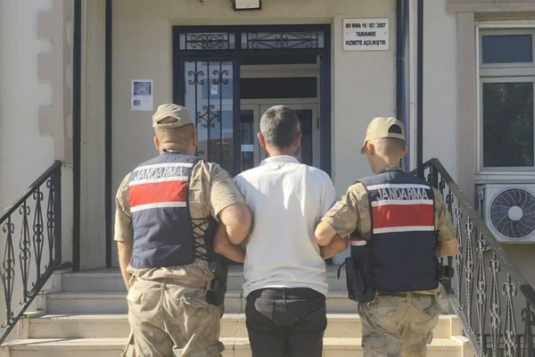 Şanlıurfa'da 6 yıl 10 ay hapis cezası bulunan firari hırsız yakalandı Şanlıurfa'da 6 yıl 10 ay hapis cezası bulunan firari hırsız yakalandı