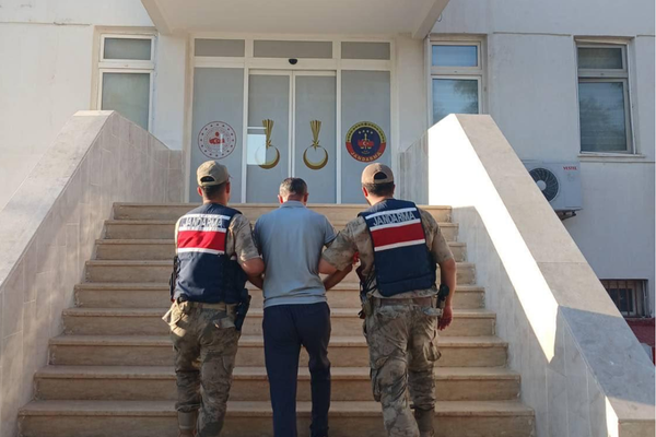 Şanlıurfa’da 7 yıl 6 ay hapis cezası bulunan şahıs yakalandı Şanlıurfa’da 7 yıl 6 ay hapis cezası bulunan şahıs yakalandı