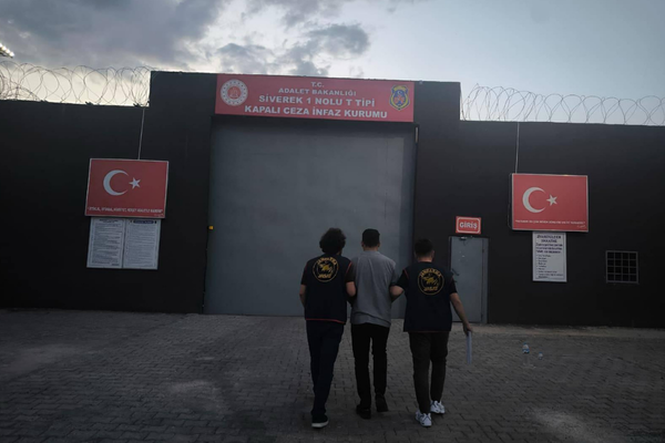Şanlıurfa'da aranan 2 şahıs jandarma operasyonuyla yakalandı Şanlıurfa'da aranan 2 şahıs jandarma operasyonuyla yakalandı