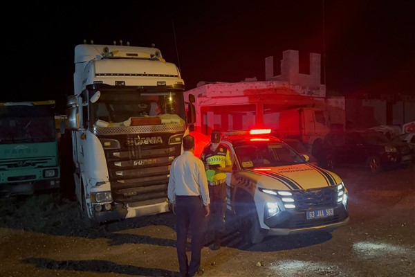 Şanlıurfa’da farklı araca ait plakayı kullanan sürücüye 140 bin lira ceza Şanlıurfa’da farklı araca ait plakayı kullanan sürücüye 140 bin lira ceza