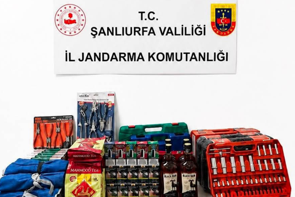 Şanlıurfa'da jandarmadan kaçakçılık operasyonu: Çok sayıda kaçak ürün ele geçirildi Şanlıurfa'da jandarmadan kaçakçılık operasyonu: Çok sayıda kaçak ürün ele geçirildi