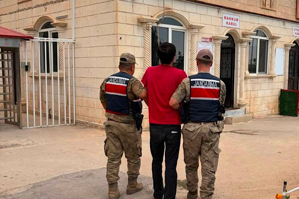 Şanlıurfa’da kesinleşmiş hapis cezaları bulunan 2 firari yakalandı Şanlıurfa’da kesinleşmiş hapis cezaları bulunan 2 firari yakalandı