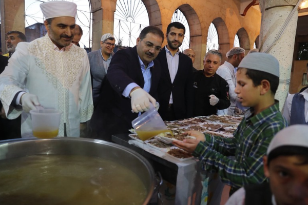 Şanlıurfa'da vatandaşlara tirit ikram edildi Şanlıurfa'da vatandaşlara tirit ikram edildi