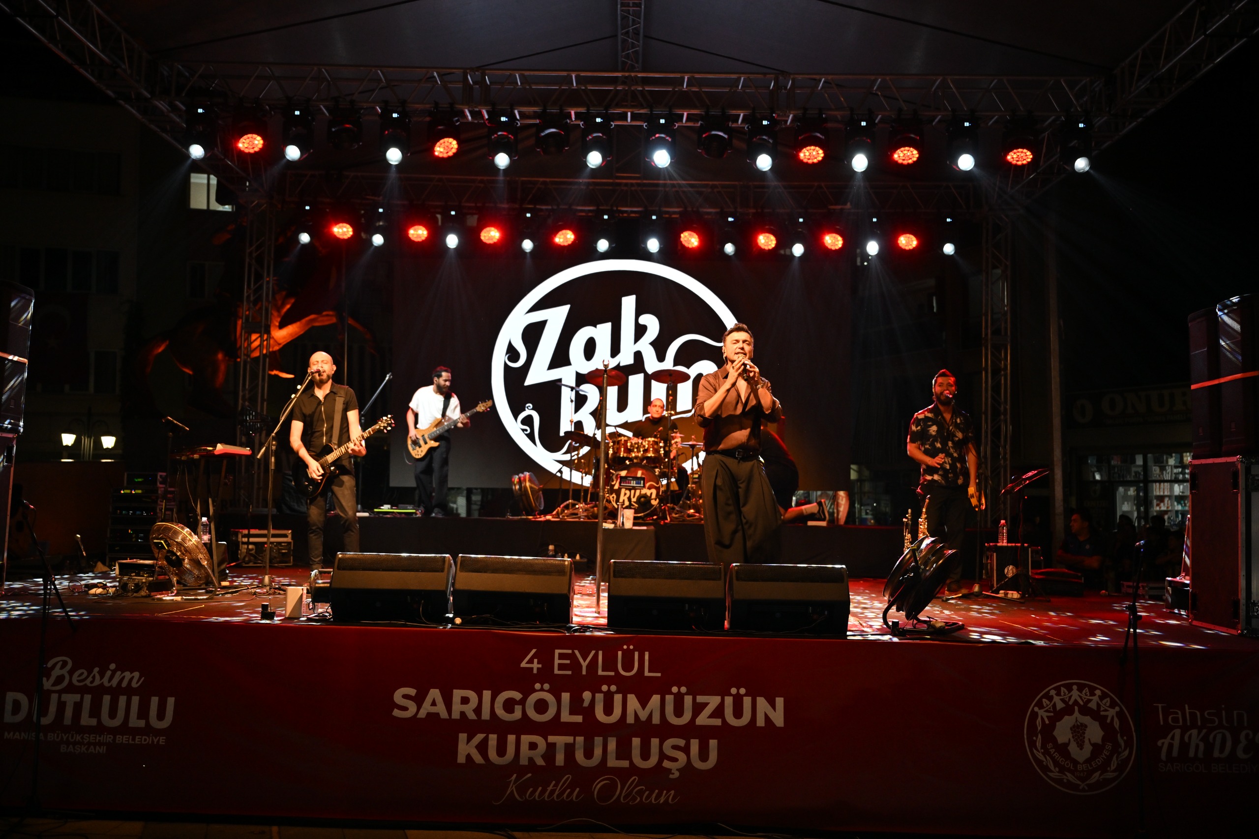 Sarıgöl'de kurtuluşun 104. yıl dönümü Zakkum konseriyle kutlandı