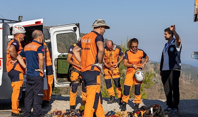 Sarp yamaçlardan 2 ton atık toplandı Sarp yamaçlardan 2 ton atık toplandı