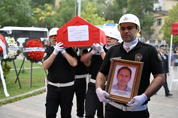 Şehit polis memuru Batuhan Sarıyalçınkaya, Şebinkarahisar’da toprağa verildi Şehit polis memuru Batuhan Sarıyalçınkaya, Şebinkarahisar’da toprağa verildi