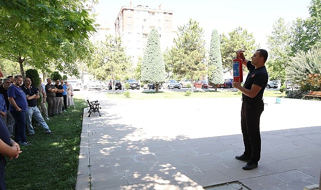 Selçuklu Belediyesi Personeline Uygulamalı Yangın Eğitimi Verildi Selçuklu Belediyesi Personeline Uygulamalı Yangın Eğitimi Verildi