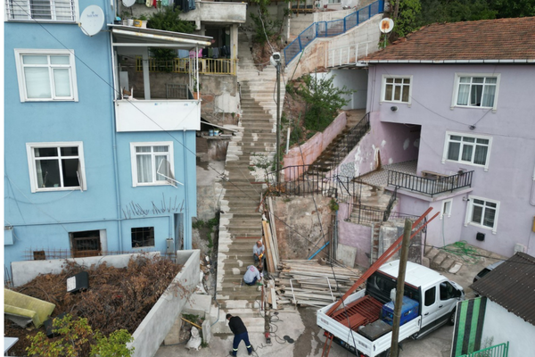 Serdar Mahallesi'ne beton merdiven ve duvar çalışması Serdar Mahallesi'ne beton merdiven ve duvar çalışması