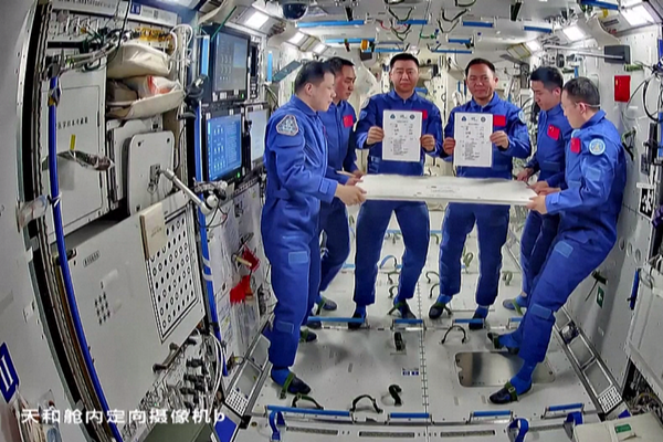Shenzhou-20 ve Shenzhou-21 taykonotları onurlandırıldı Shenzhou-20 ve Shenzhou-21 taykonotları onurlandırıldı
