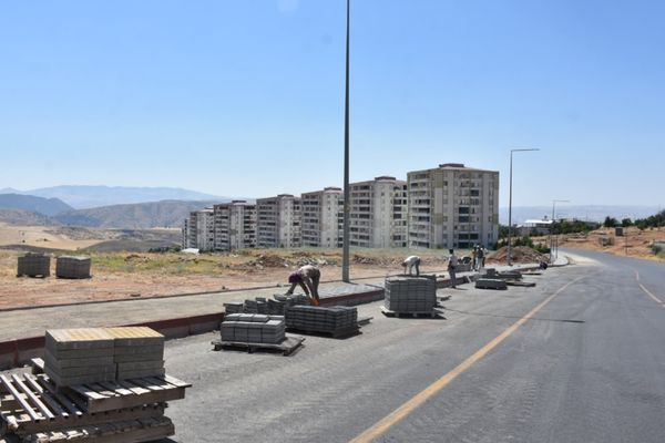 Siirt’te kaldırım yenileme çalışmaları sürüyor Siirt’te kaldırım yenileme çalışmaları sürüyor