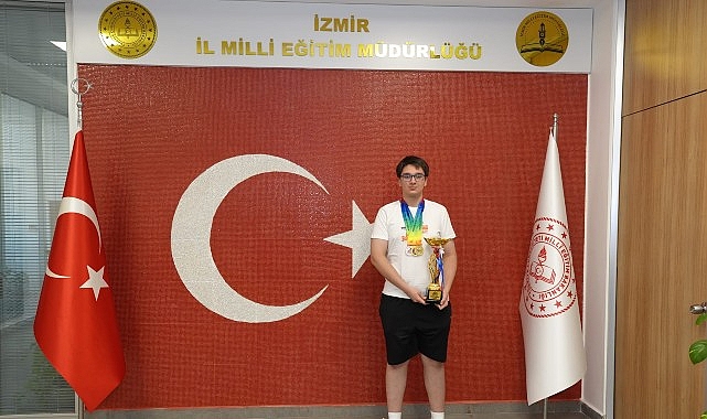 Singapur'dan İzmir'e Dünya İkinciliği Gururu Singapur'dan İzmir'e Dünya İkinciliği Gururu
