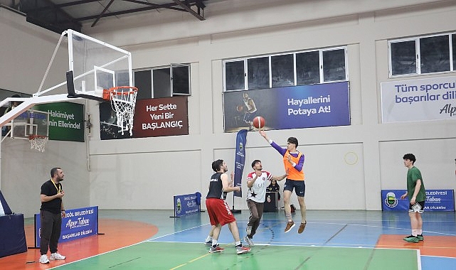 Sokak Basketbolunda Şampiyonlar Kupalarını Aldı Sokak Basketbolunda Şampiyonlar Kupalarını Aldı