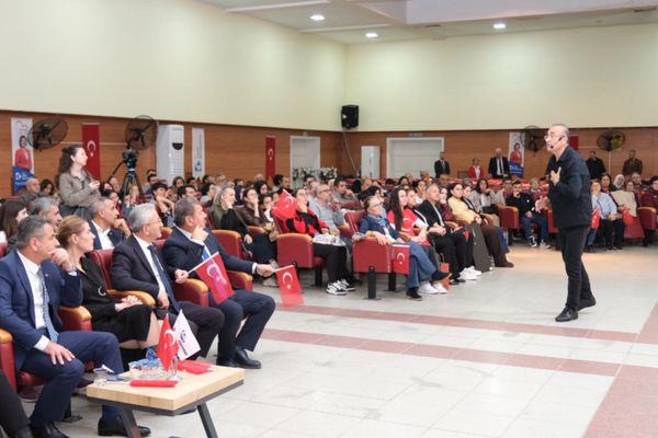 Sunay Akın, “Cumhuriyete Giden Yol” Gösterisiyle İzmitlilerle buluştu Sunay Akın, “Cumhuriyete Giden Yol” Gösterisiyle İzmitlilerle buluştu